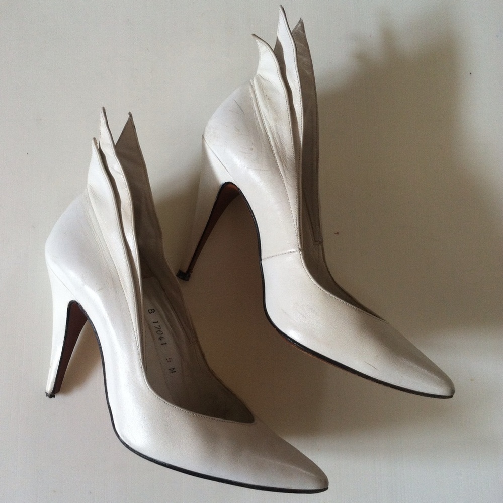 Totar winged leather heels